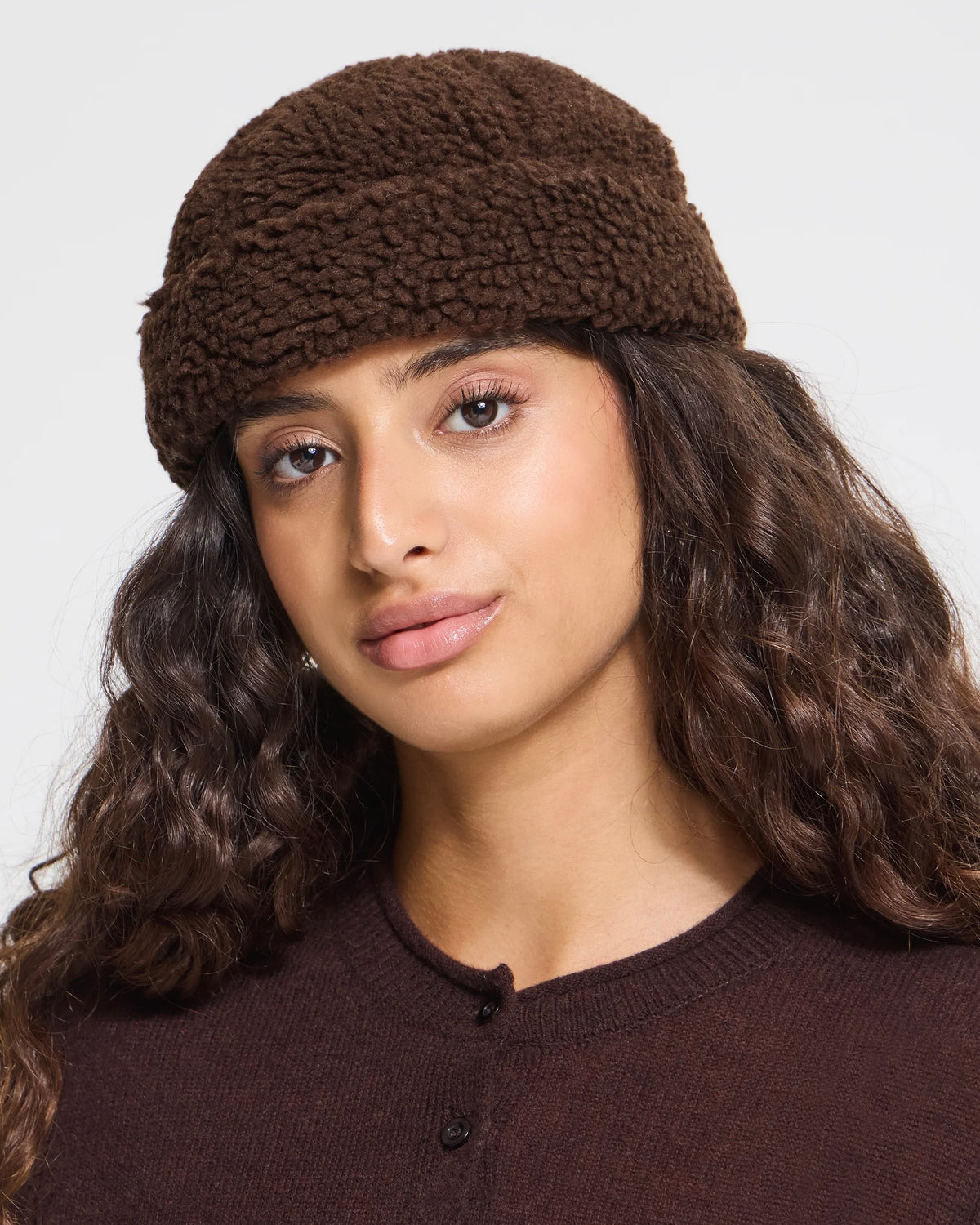 Cappello moro eco pelliccia con risvolto