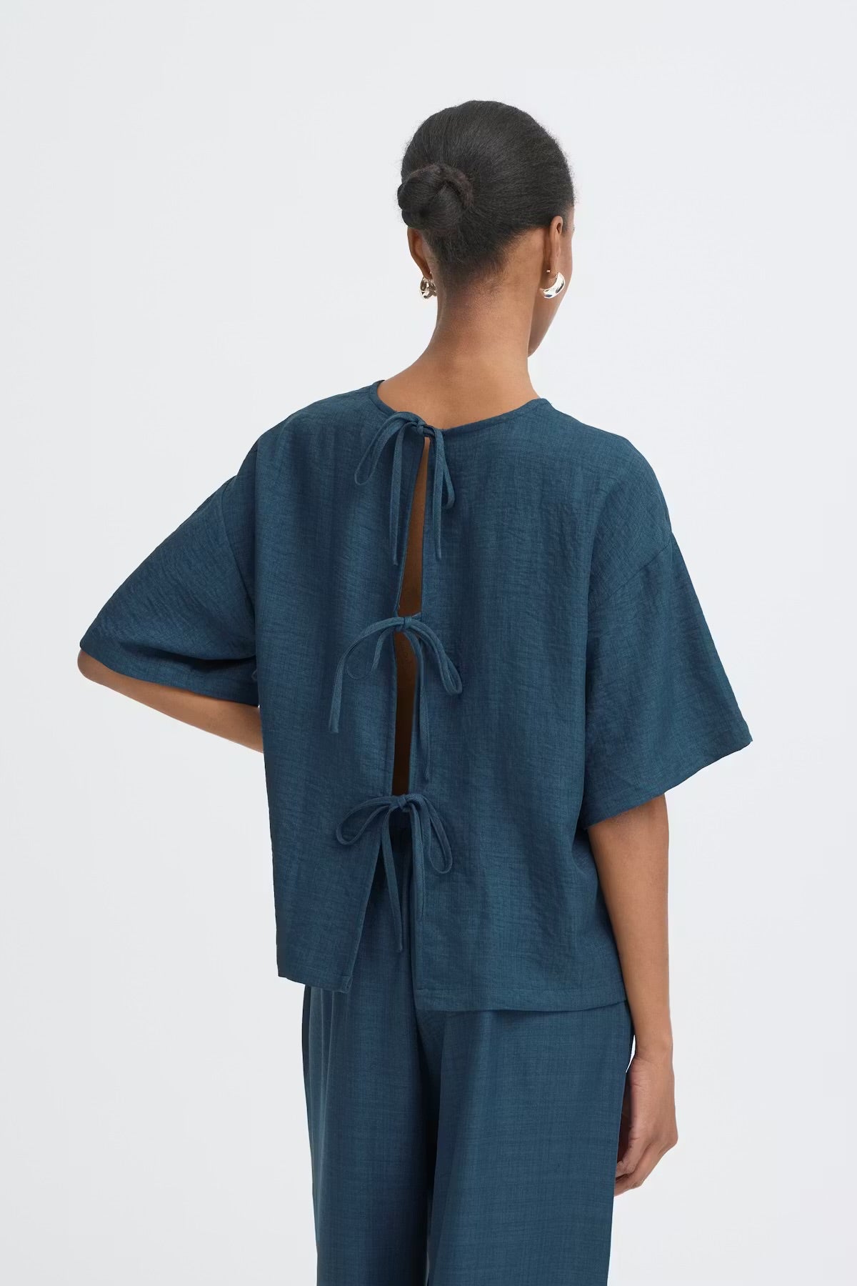 Maglia blu in cotone con chiusura dietro
