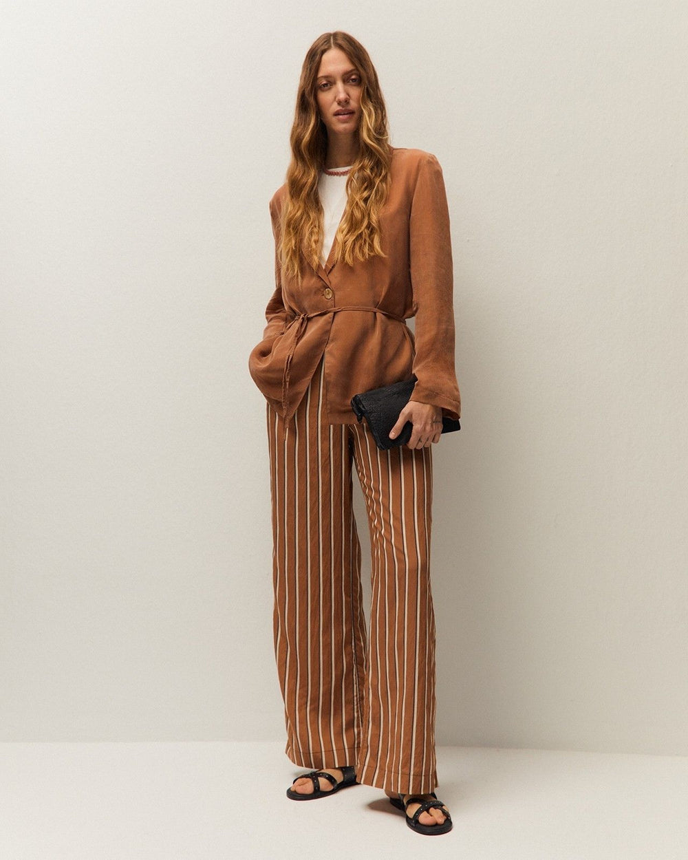 Pantaloni a righe a gamba larga con tasche laterali e chiusura con zip e bottone