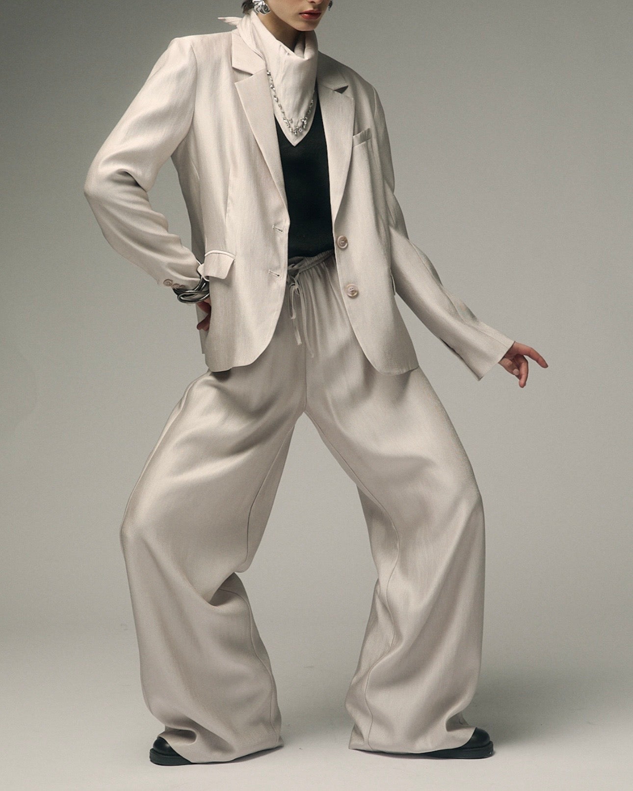 Tailleur grigio giacca 2bottoni con accessorio pietre pantalone palazzo con elastico in vita