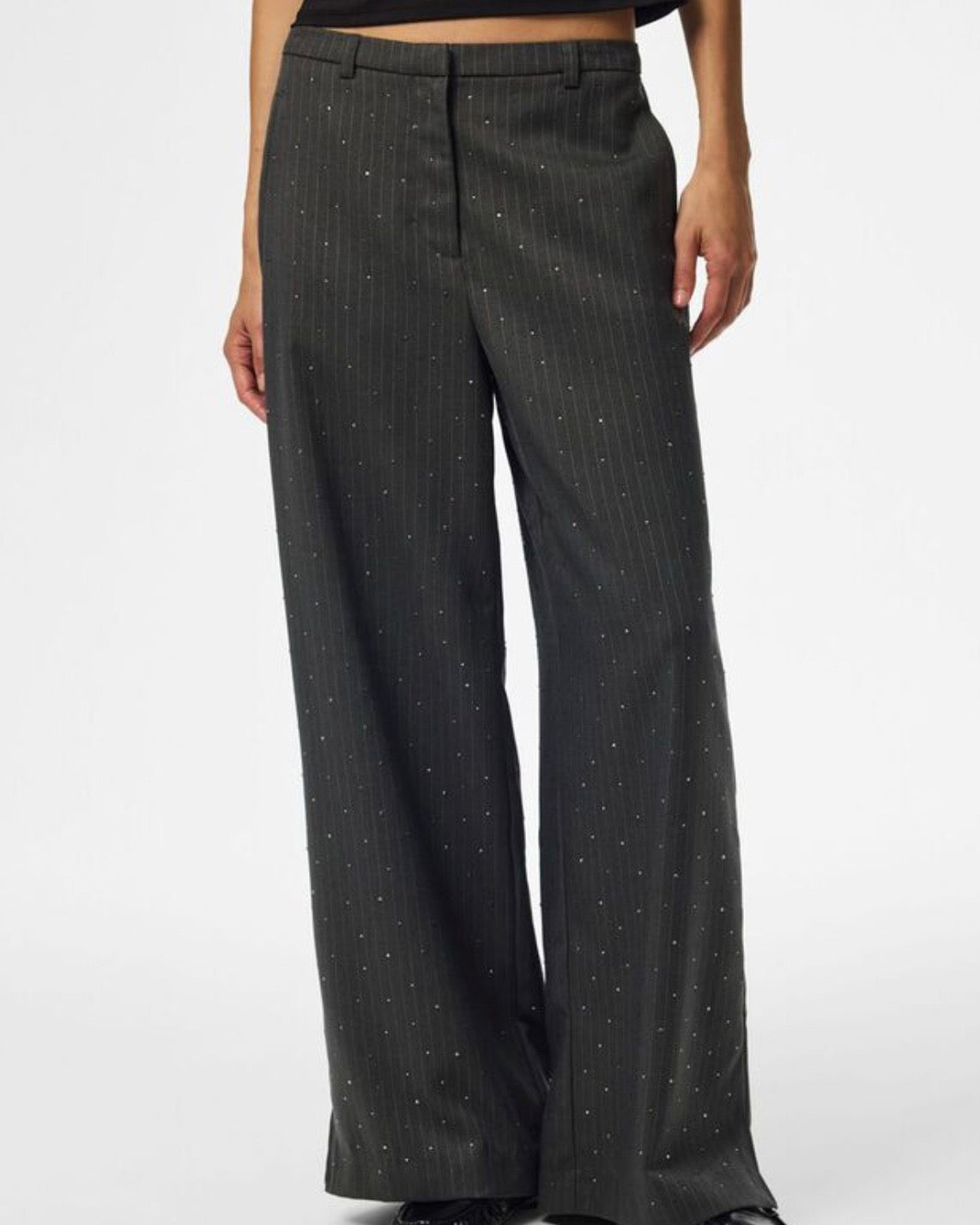 Tailleur grey dettagli strass giacca monopetto e pantalone palazzo  con elastico in vita