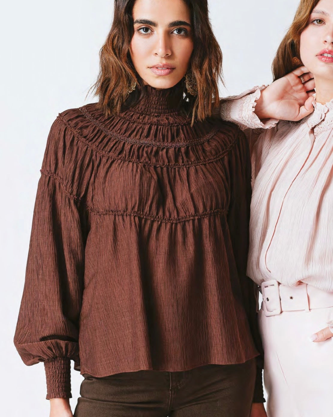 Camicia moro manica lunga con drappeggio e bottoncini nella parte posteriore