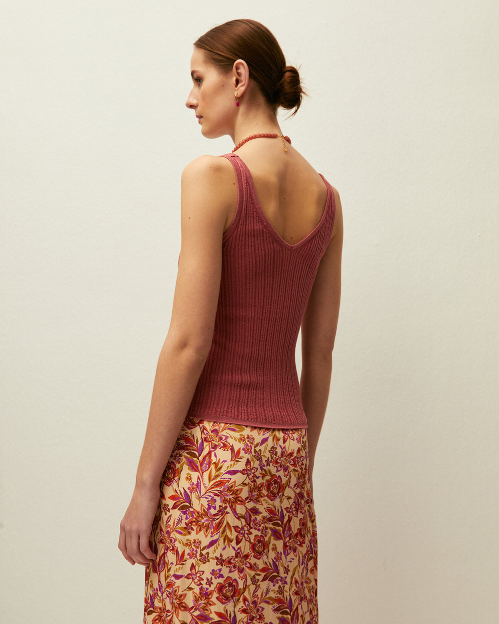 Top corallo con scollo a V e spalline, realizzato in tessuto lavorato a maglia con lurex