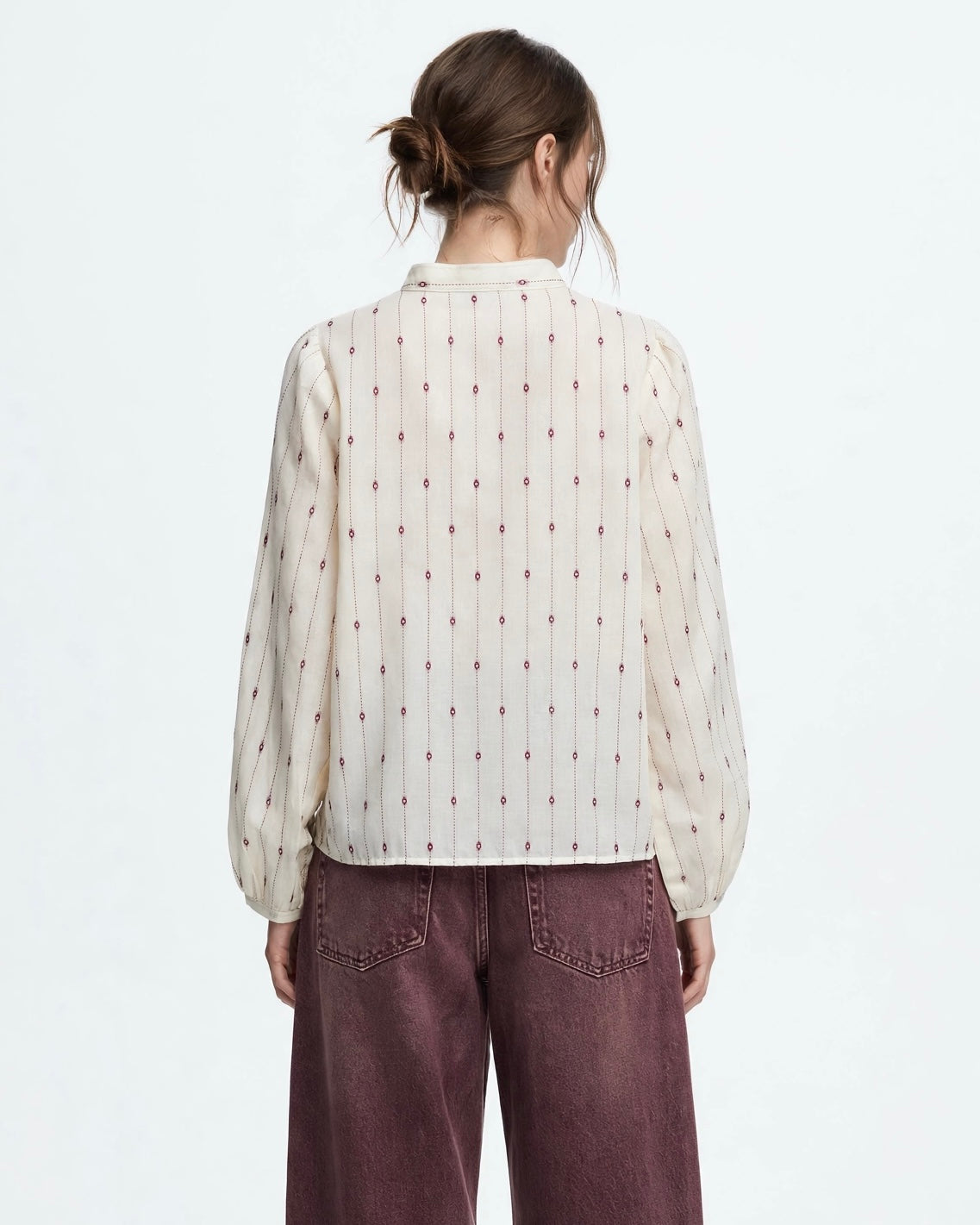 Blusa panna collo pistagnina e bottoni con dettagli ricami bordeaux
