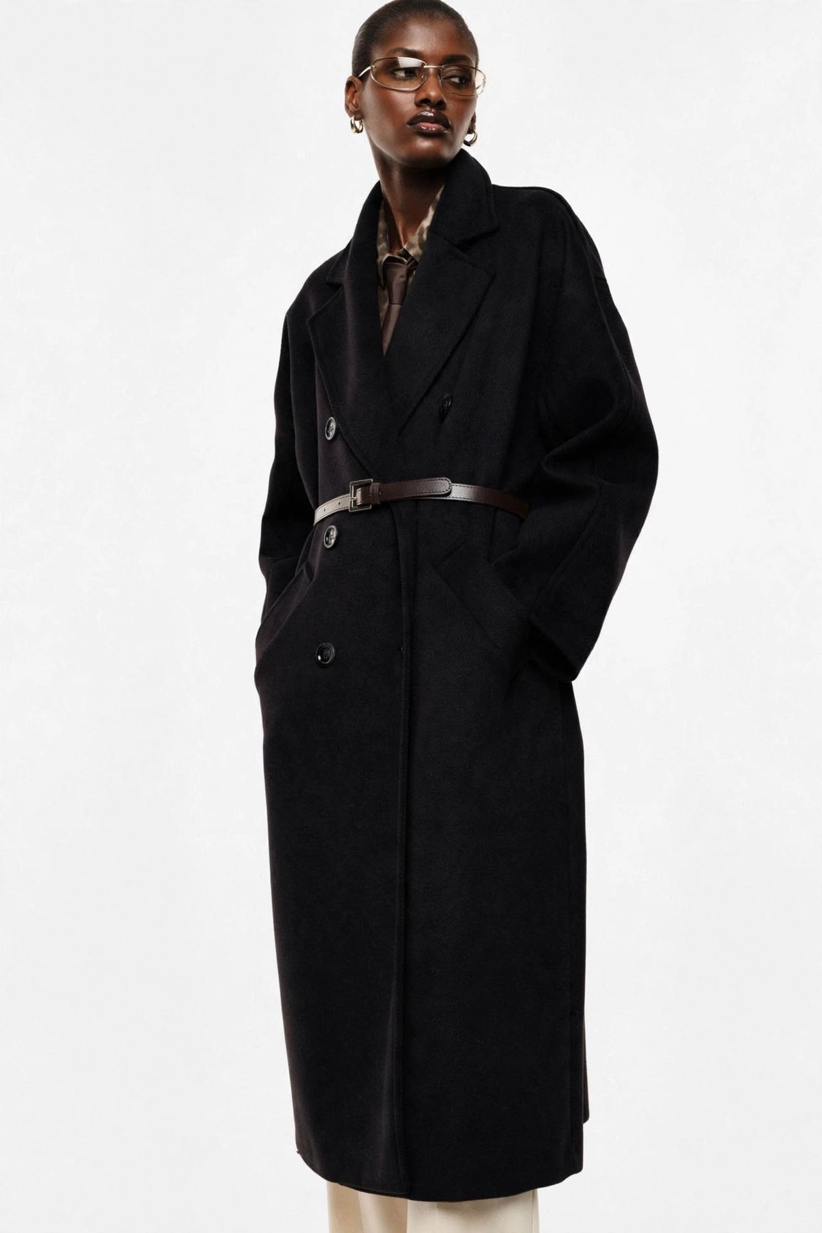 Cappotto nero lungo doppiopetto con cintura e tasche