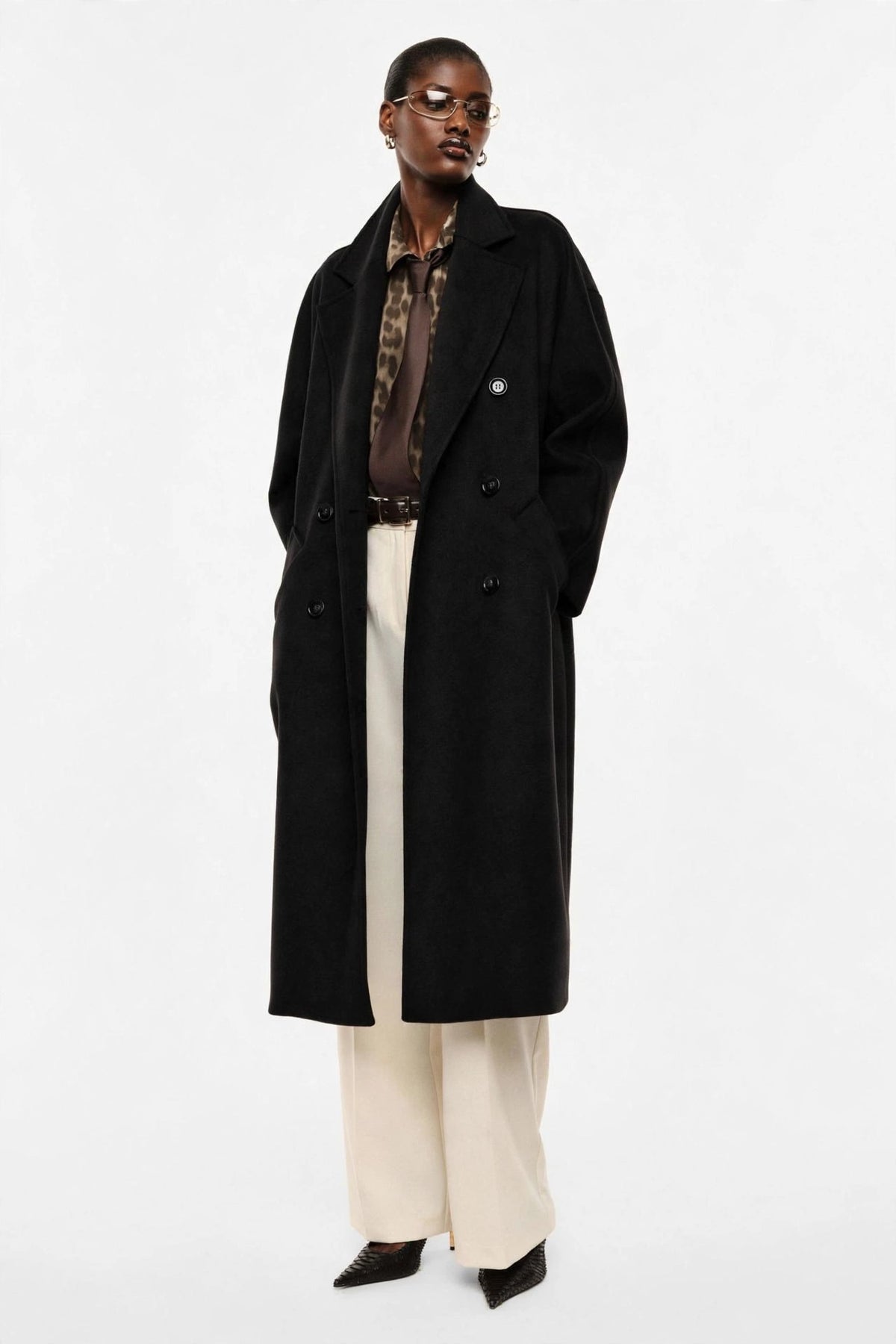Cappotto nero lungo doppiopetto con cintura e tasche