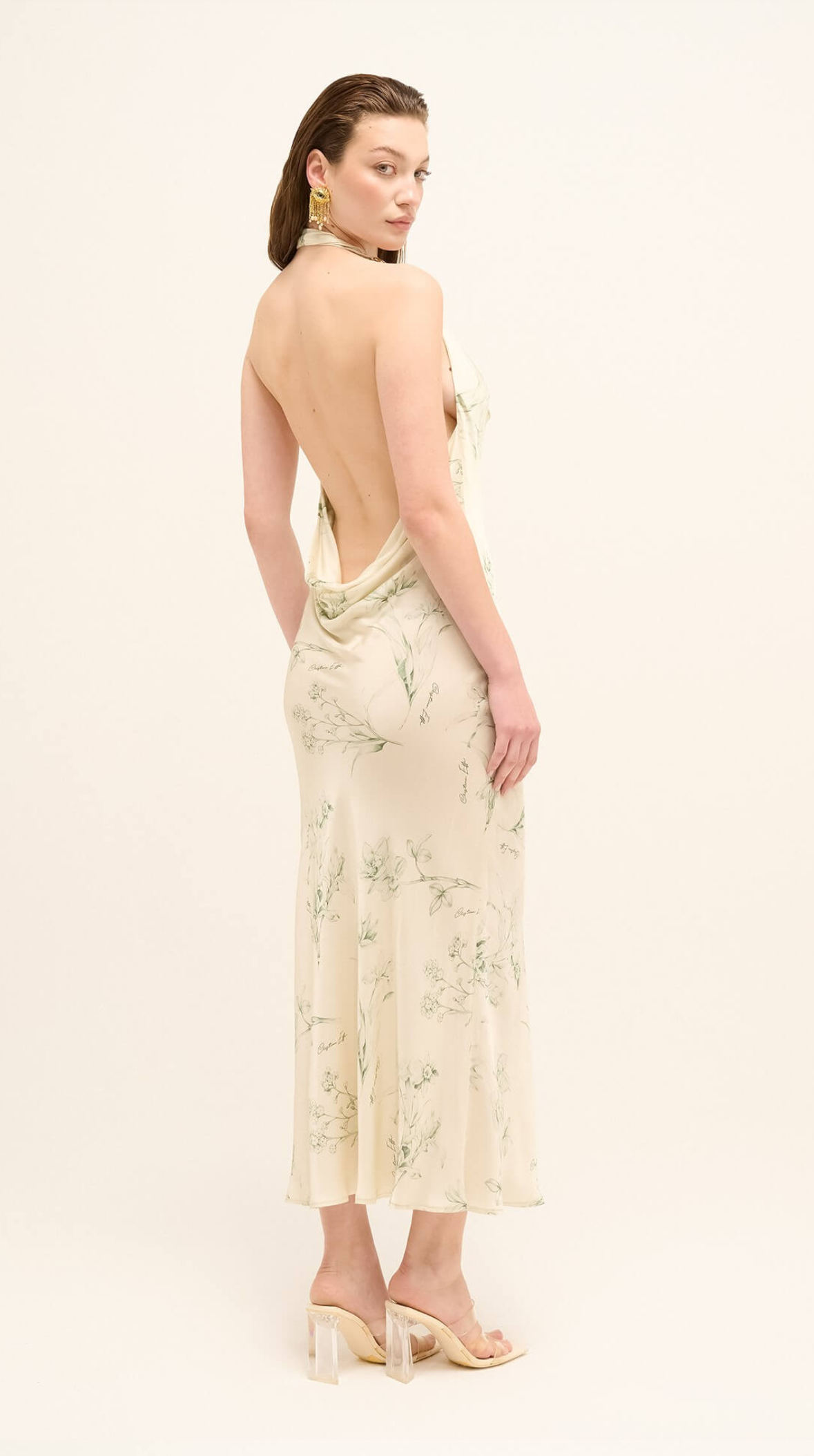 Abito bianco a fantasia effetto satin con schiena scoperta e dettaglio oro