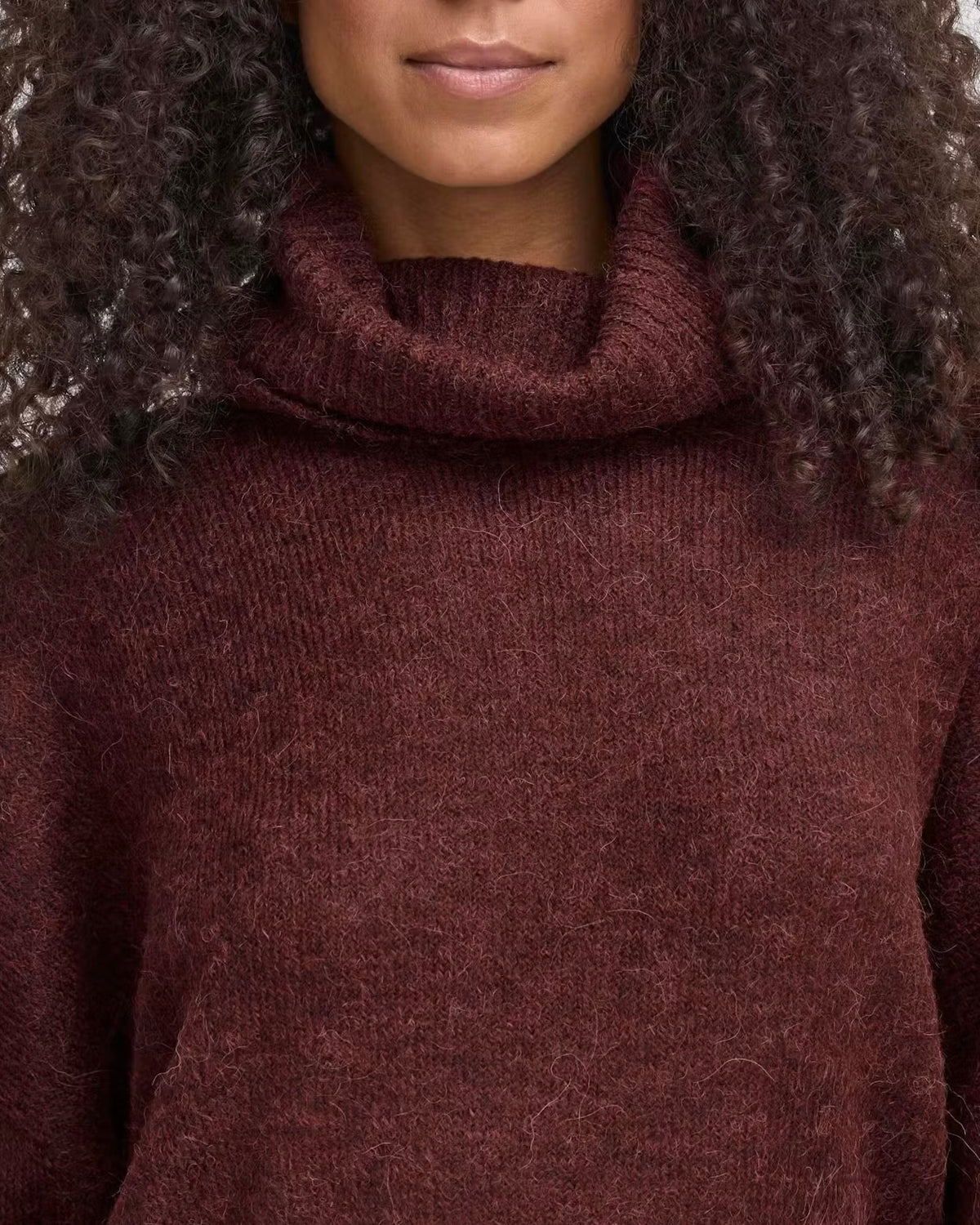 Maglione bordeaux oversize collo alto e bottoni sui polsini