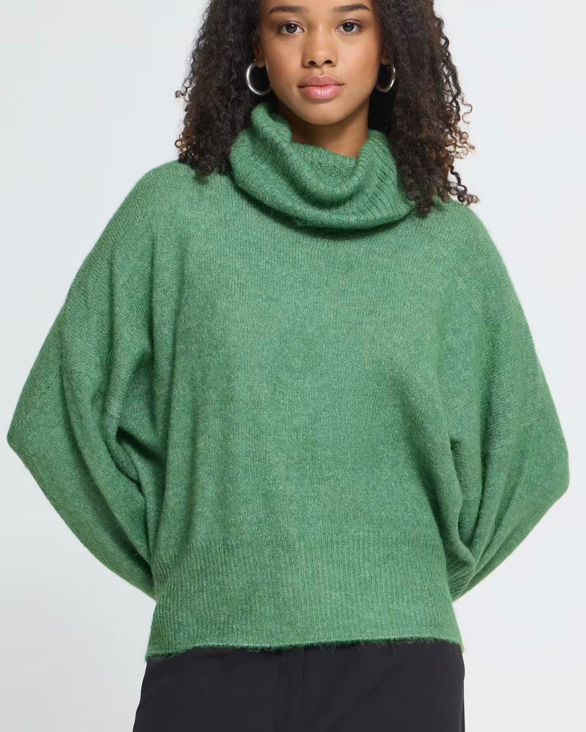 Maglione verde oversize collo alto e bottoni sui polsini