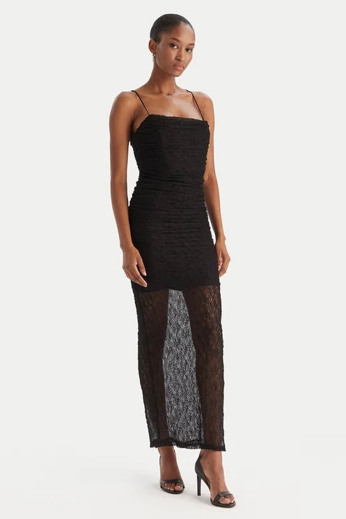 Abito nero drappeggiato in pizzo