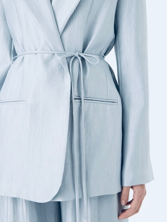 Tailleur giacca over celeste con cinturino in vita e pantalone a palazzo