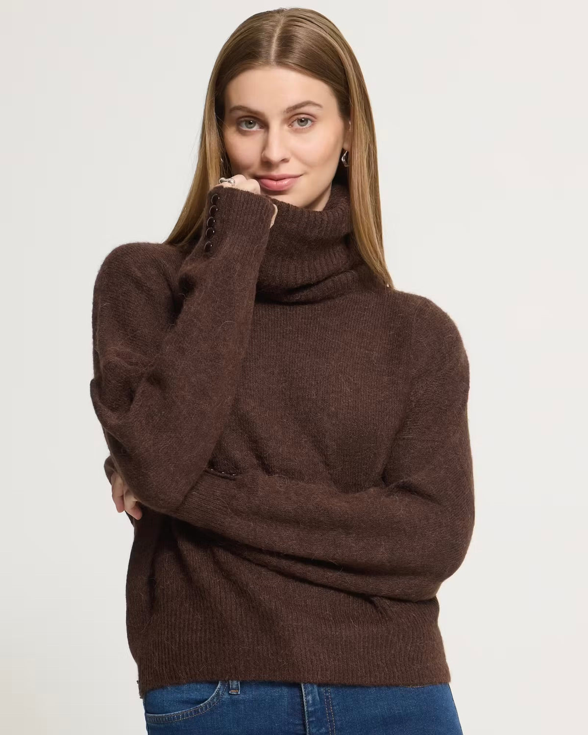 Maglione moro oversize collo alto e bottoni sui polsini