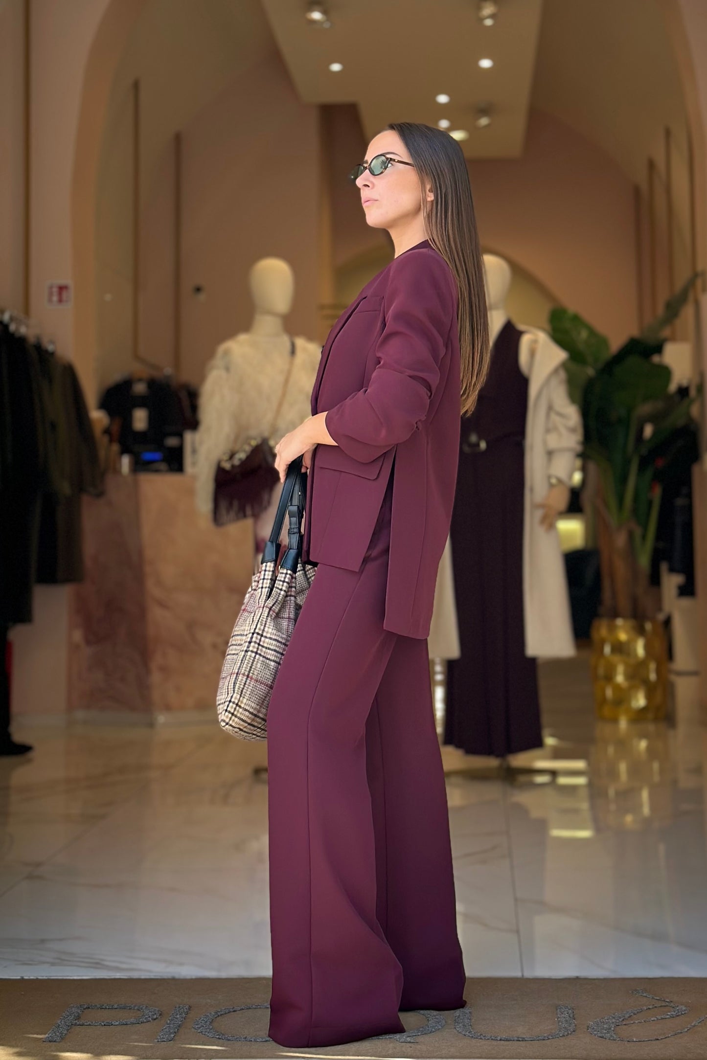 Tailleur vino con blazer con manica drappeggiata e pantaloni ampi a vita alta