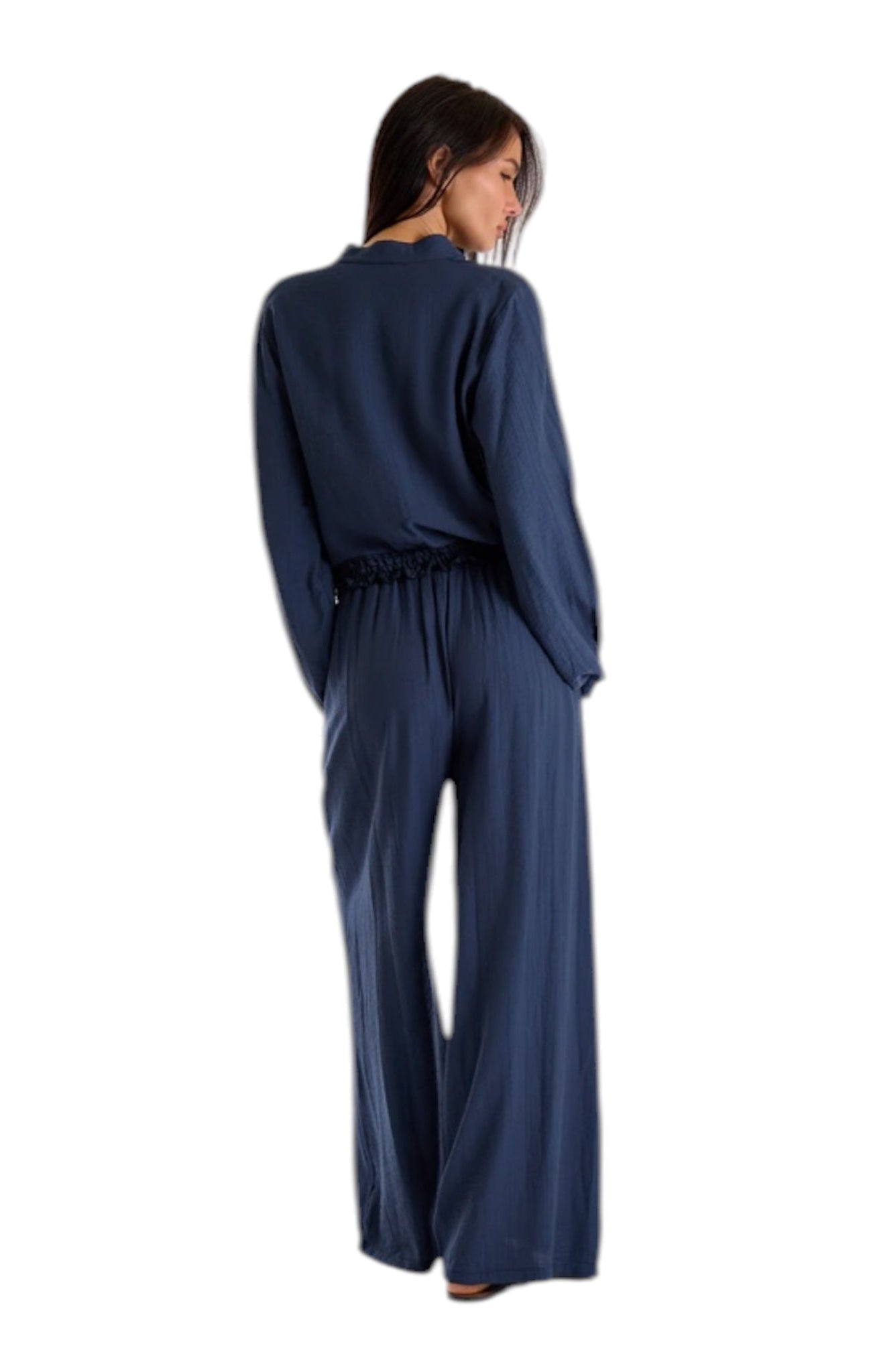 Completo blu con blusa corta arricciata e pantalone a palazzo