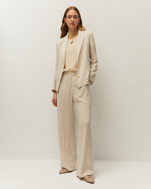 Tailleur beige in lino con giacca fluida e pantalone dritto