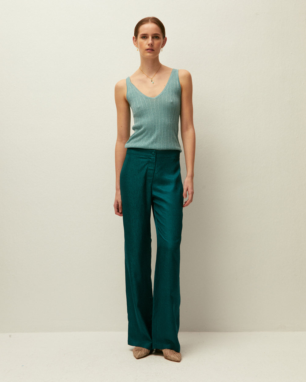 Top verde acqua con scollo a V e spalline, realizzato in tessuto lavorato a maglia con lurex