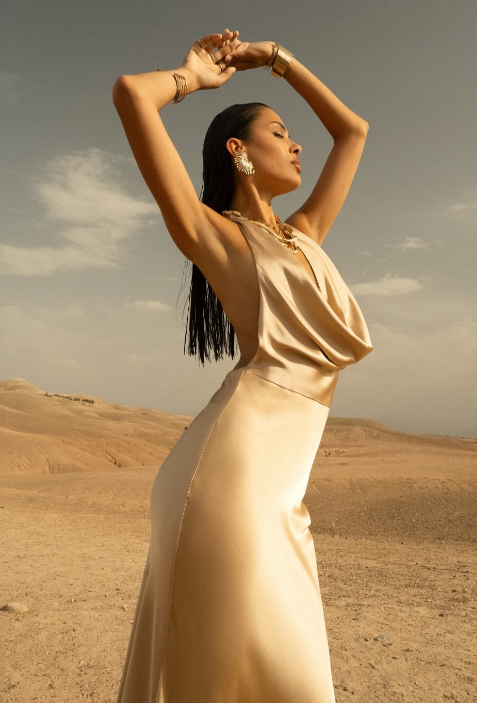 Abito effetto satin con schiena scoperta