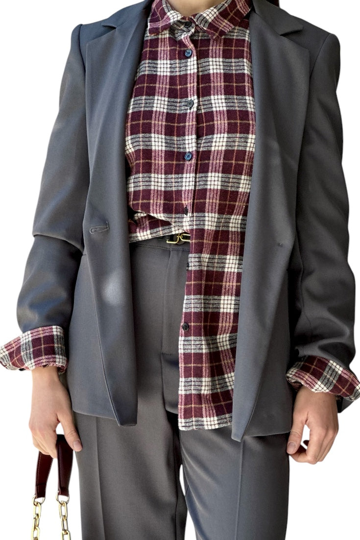 Tailleur con giacca monopetto e pantalone a sigaretta