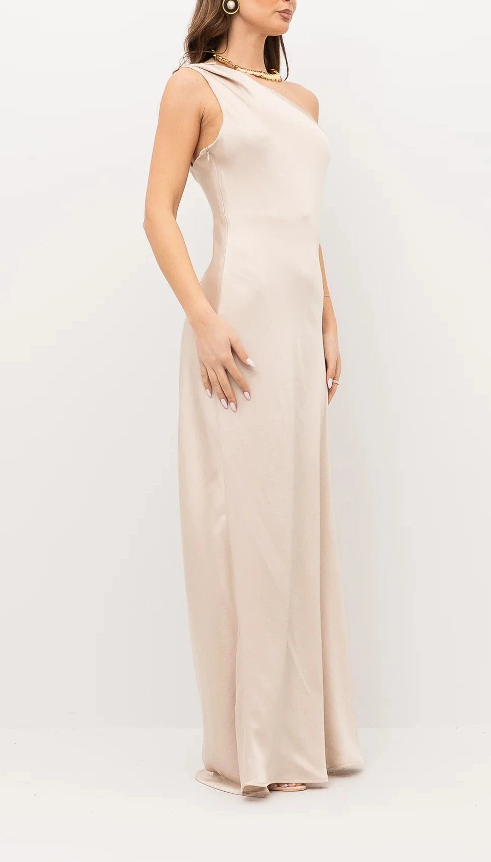 Abito lungo monospalla in satin ecru