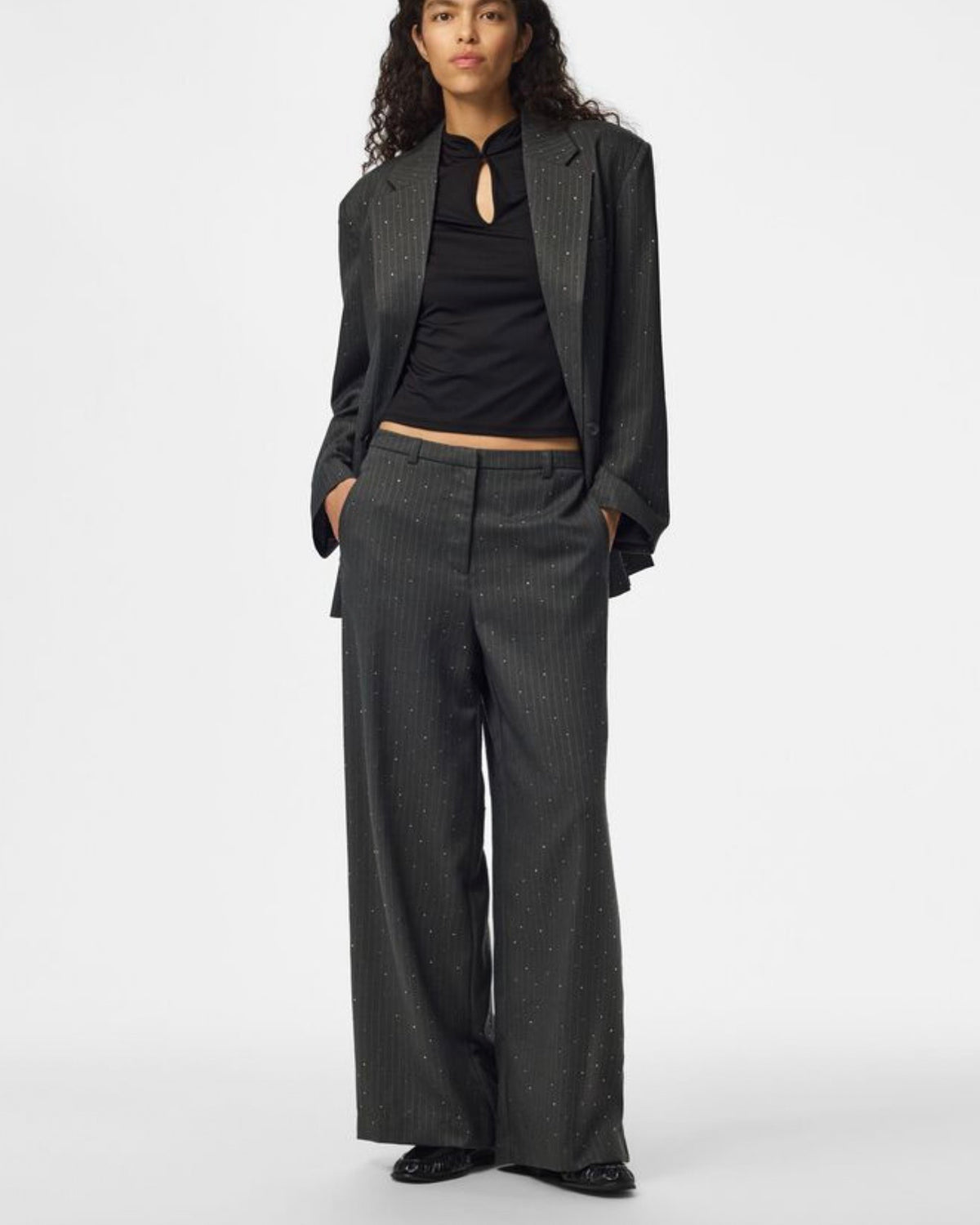 Tailleur grey dettagli strass giacca monopetto e pantalone palazzo  con elastico in vita