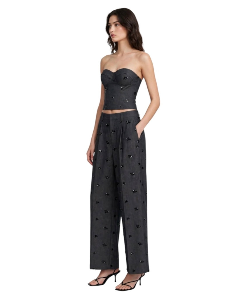 Completo top e pantalone grigio con dettagli in strass