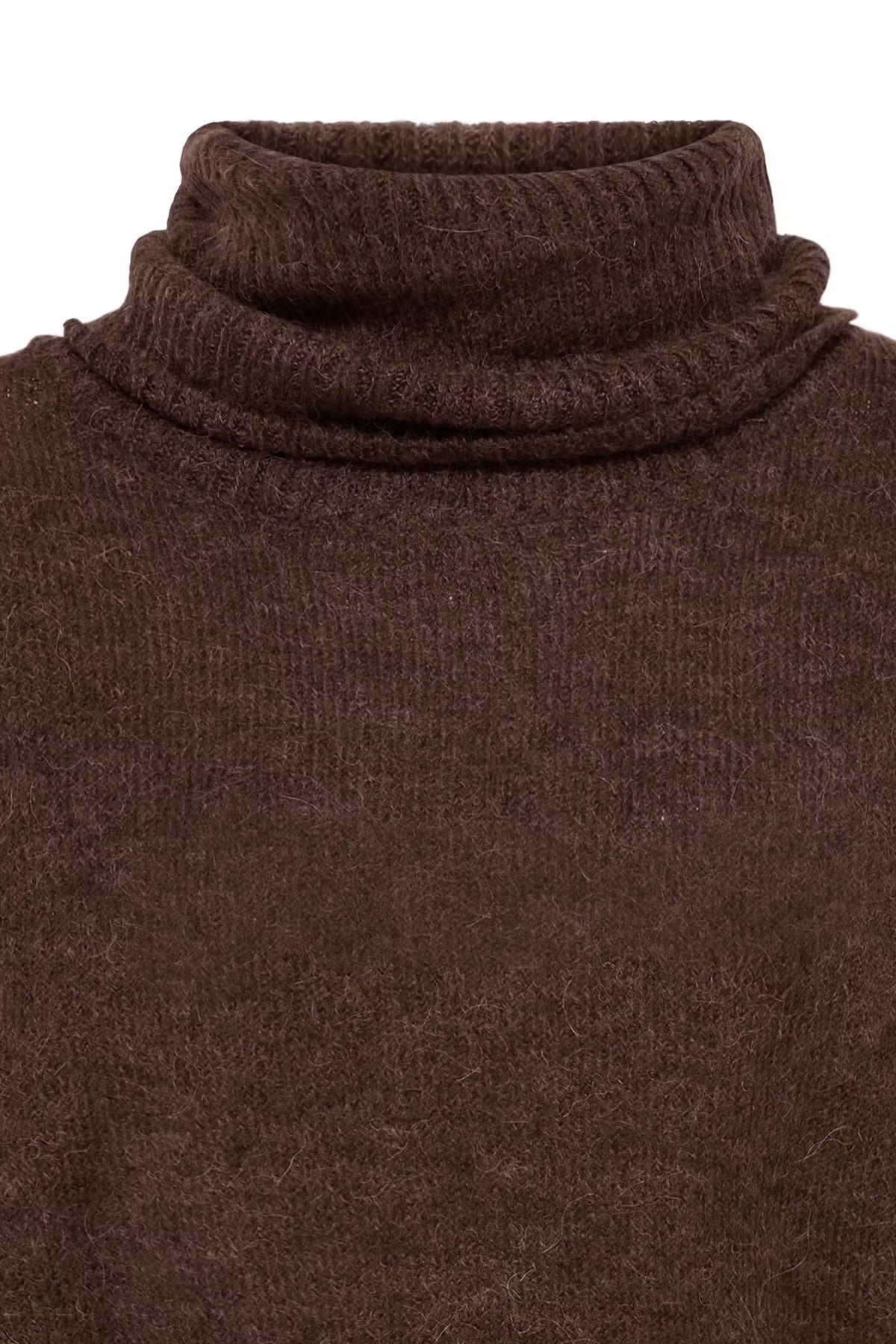 Maglione moro oversize collo alto e bottoni sui polsini