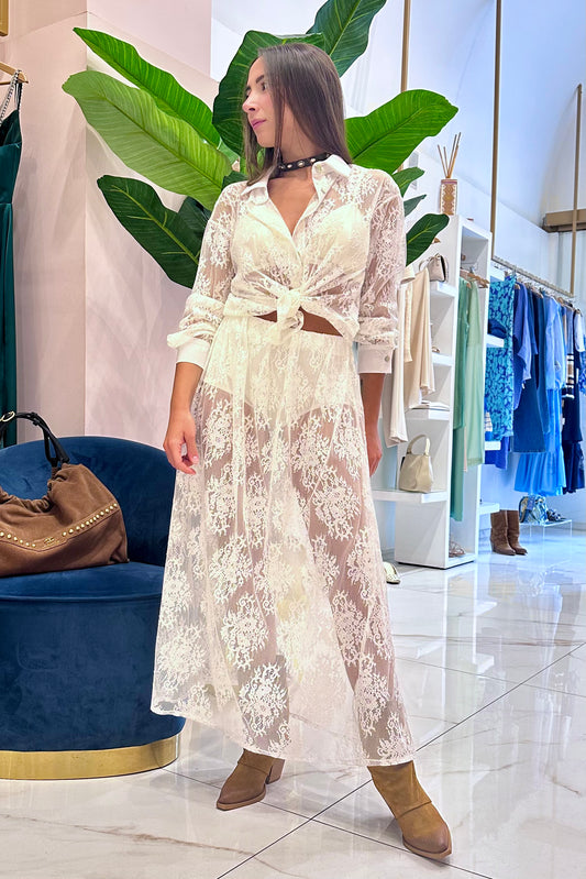 Completo in pizzo bianco con camicia e gonna
