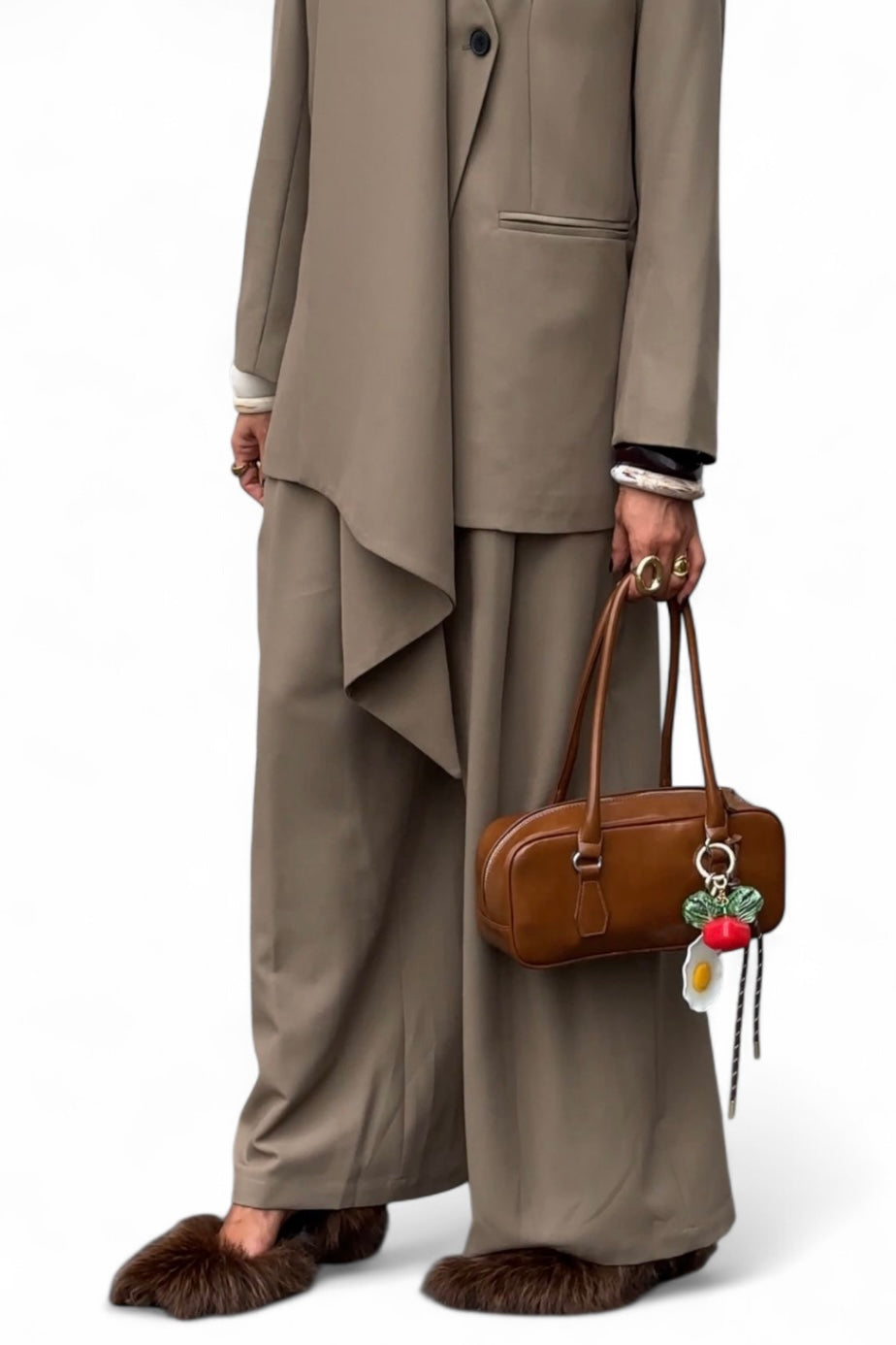 Tailleur colore oliva con giacca asimmetrica e pantalone palazzo
