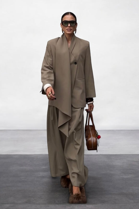 Tailleur colore oliva con giacca asimmetrica e pantalone palazzo