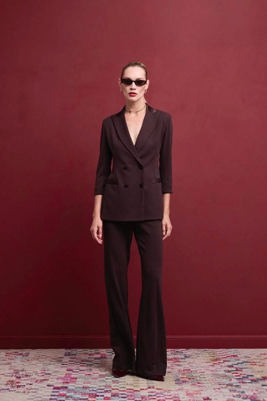 Tailleur moro con blazer doppiopetto e pantaloni svasati