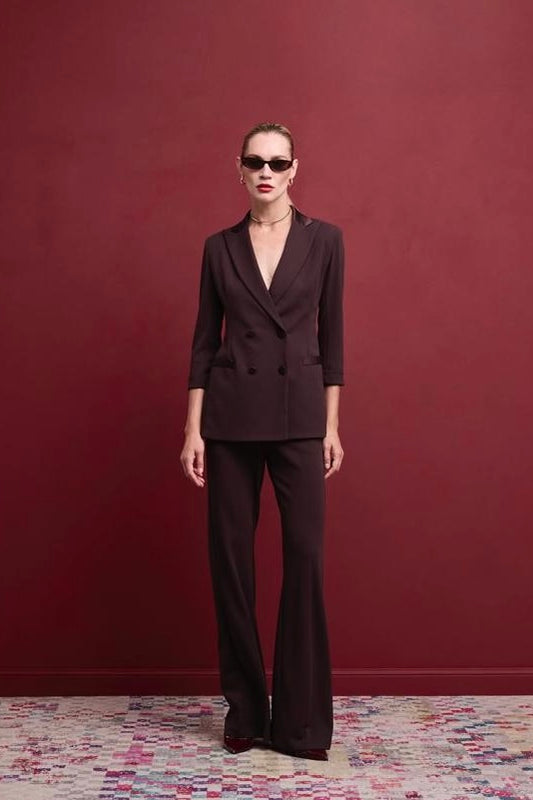Tailleur moro con blazer doppiopetto e pantaloni svasati