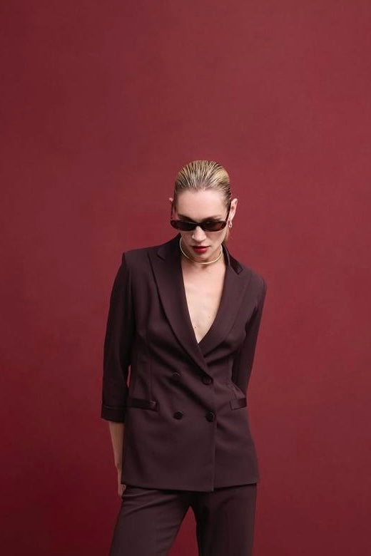 Tailleur moro con blazer doppiopetto e pantaloni svasati