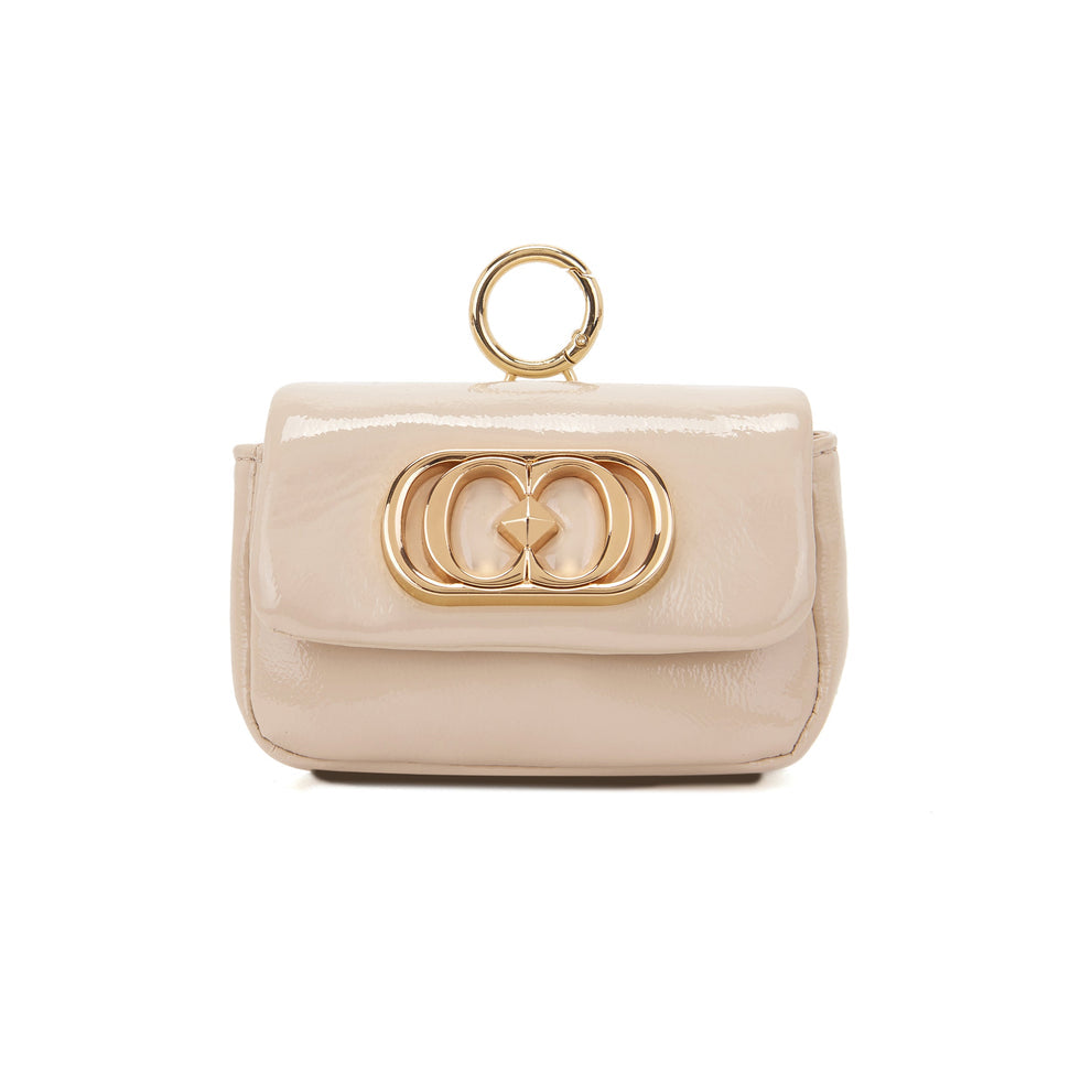 Charm in vernice Beige con logo ed anello in metallo