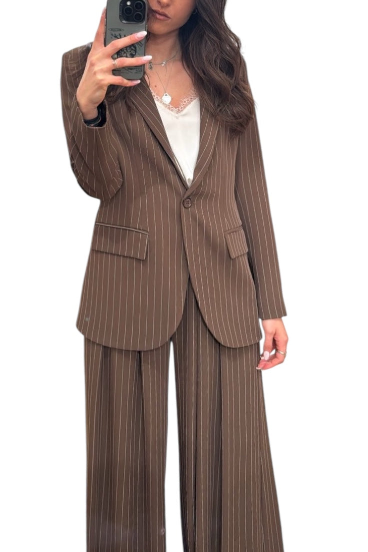 Tailleur moro con blazer monopetto a righe e pantalone a palazzo