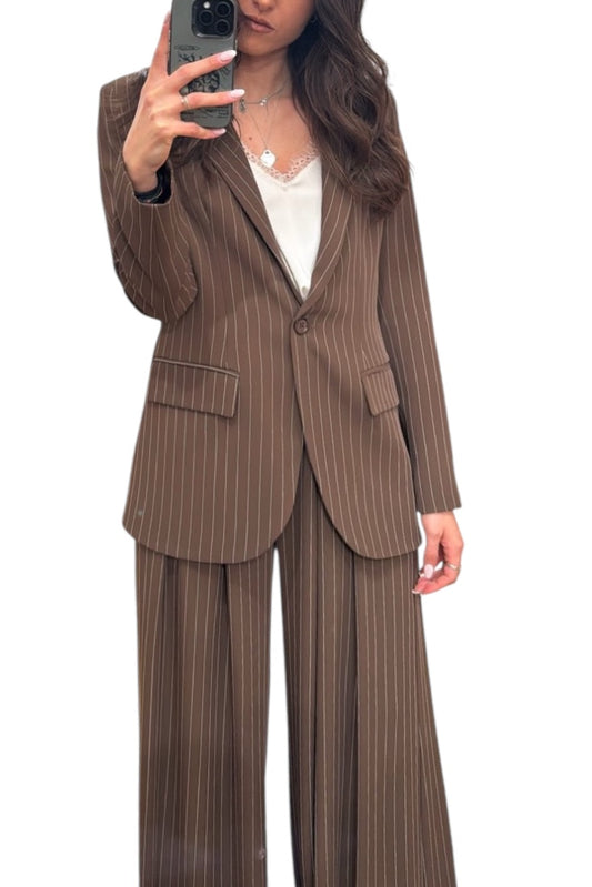 Tailleur moro con blazer monopetto a righe e pantalone a palazzo