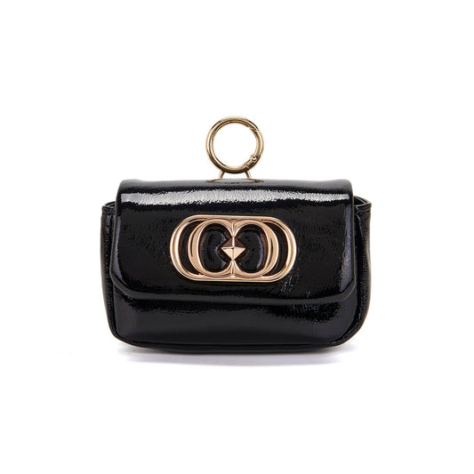 Charm in vernice Black con logo ed anello in metallo
