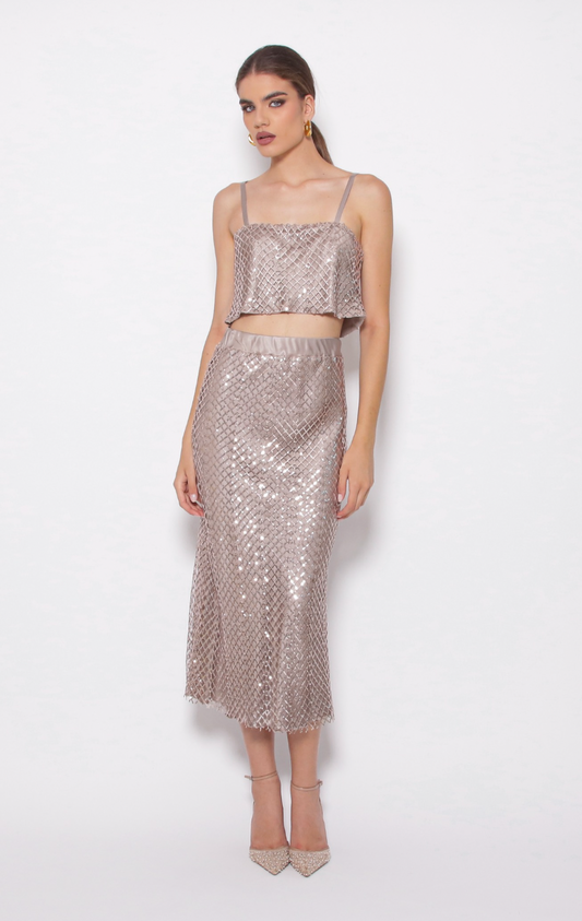 Completo fango e paillettes con top corto e gonna longuette