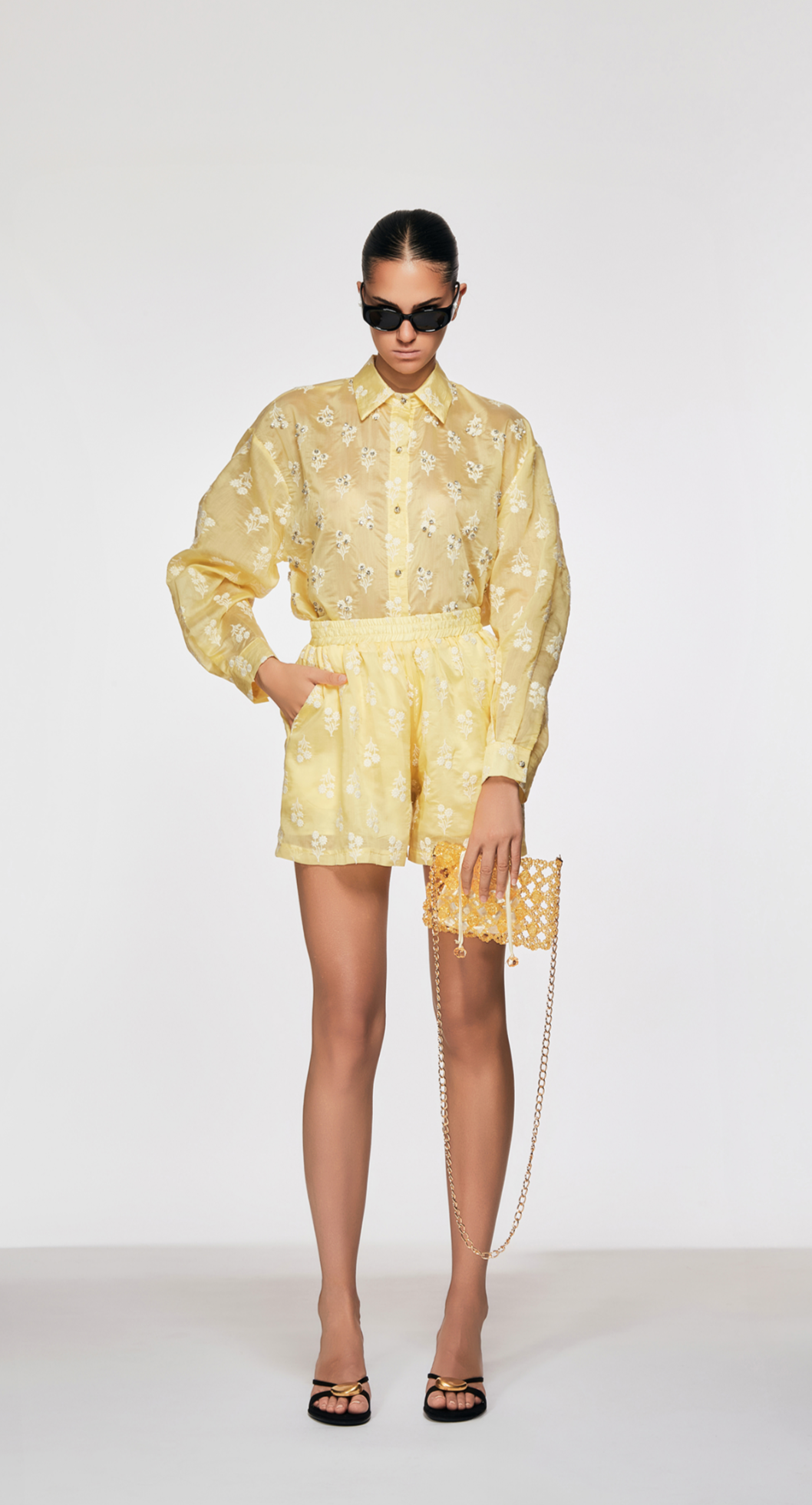 Camicia gialla con ricami floreali