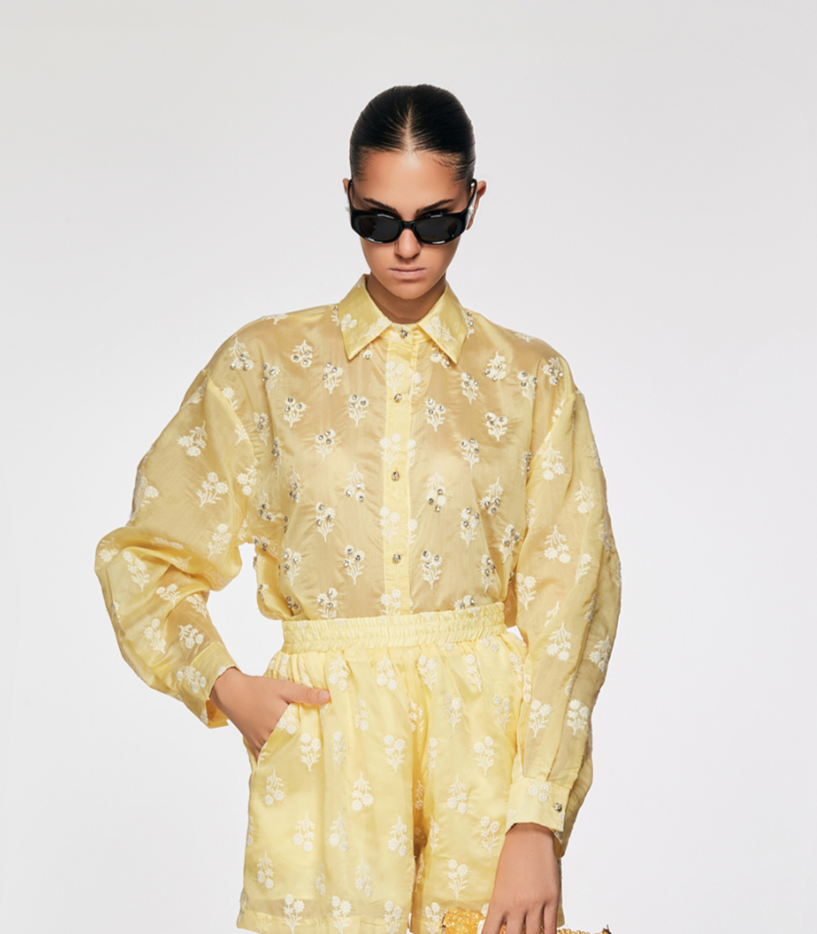 Camicia gialla con ricami floreali