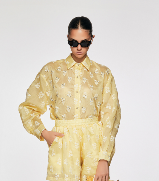 Camicia gialla con ricami floreali