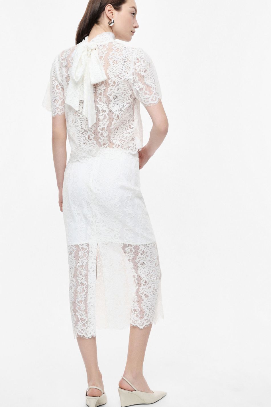 Completo nero in pizzo con top corto a maniche corte e collo alto e gonna