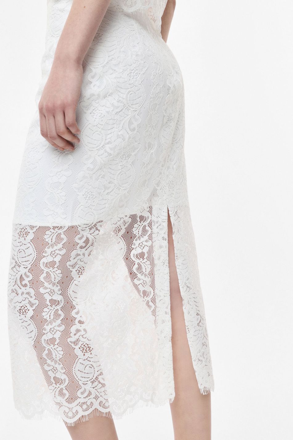 Completo nero in pizzo con top corto a maniche corte e collo alto e gonna