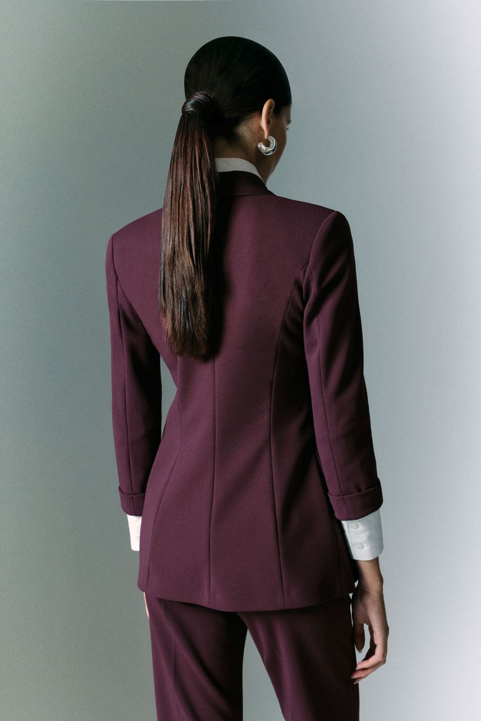 Tailleur prugna con blazer doppiopetto e pantaloni svasati