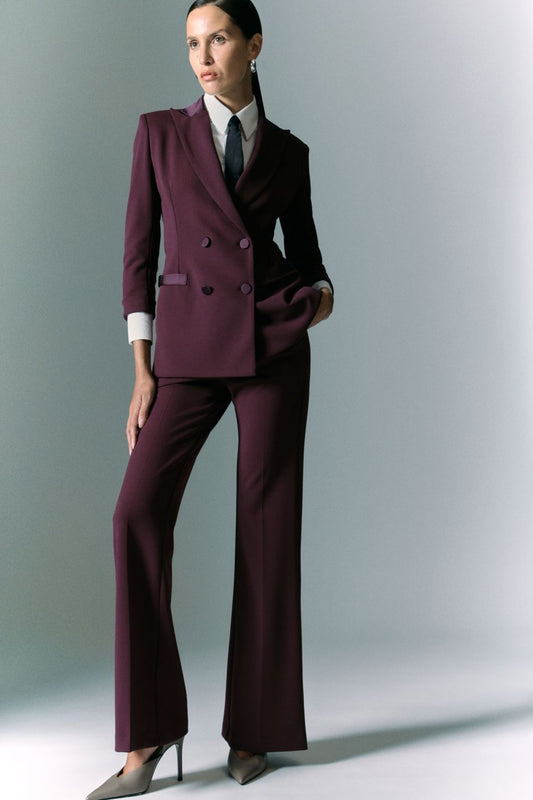 Tailleur prugna con blazer doppiopetto e pantaloni svasati