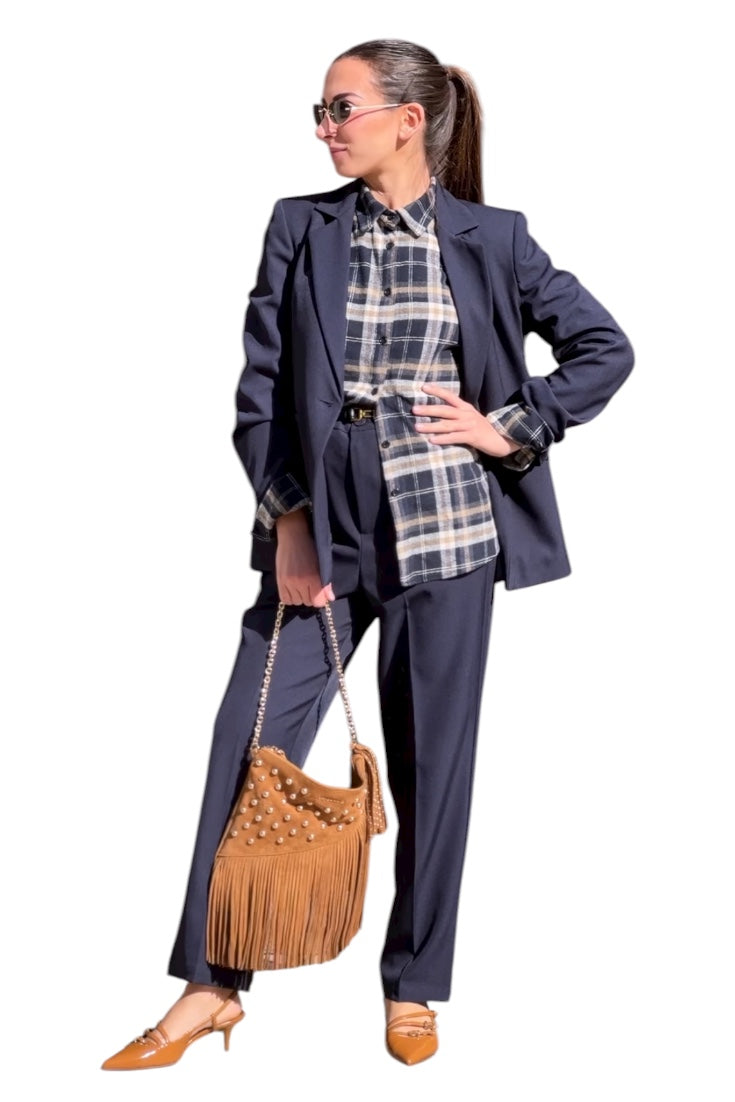 Tailleur con giacca monopetto e pantalone a sigaretta