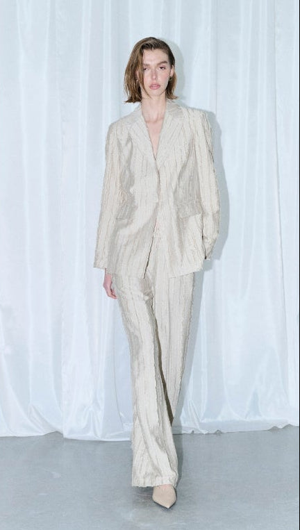 Tailleur beige con trama verticale in rilievo