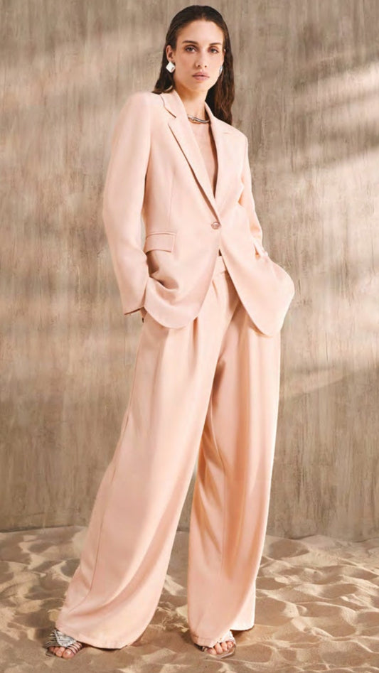 Tailleur rosa con giacca monopetto e pantalone palazzo con pinces