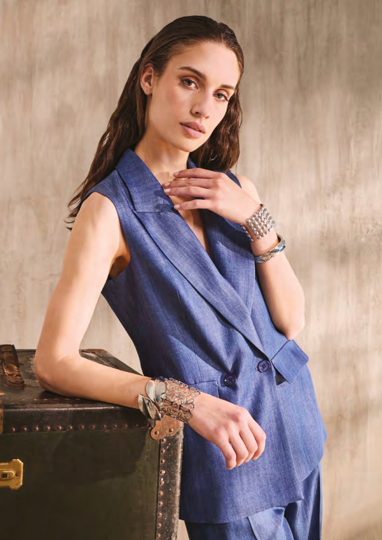 Completo effetto denim con gilet lungo e pantalone palazzo