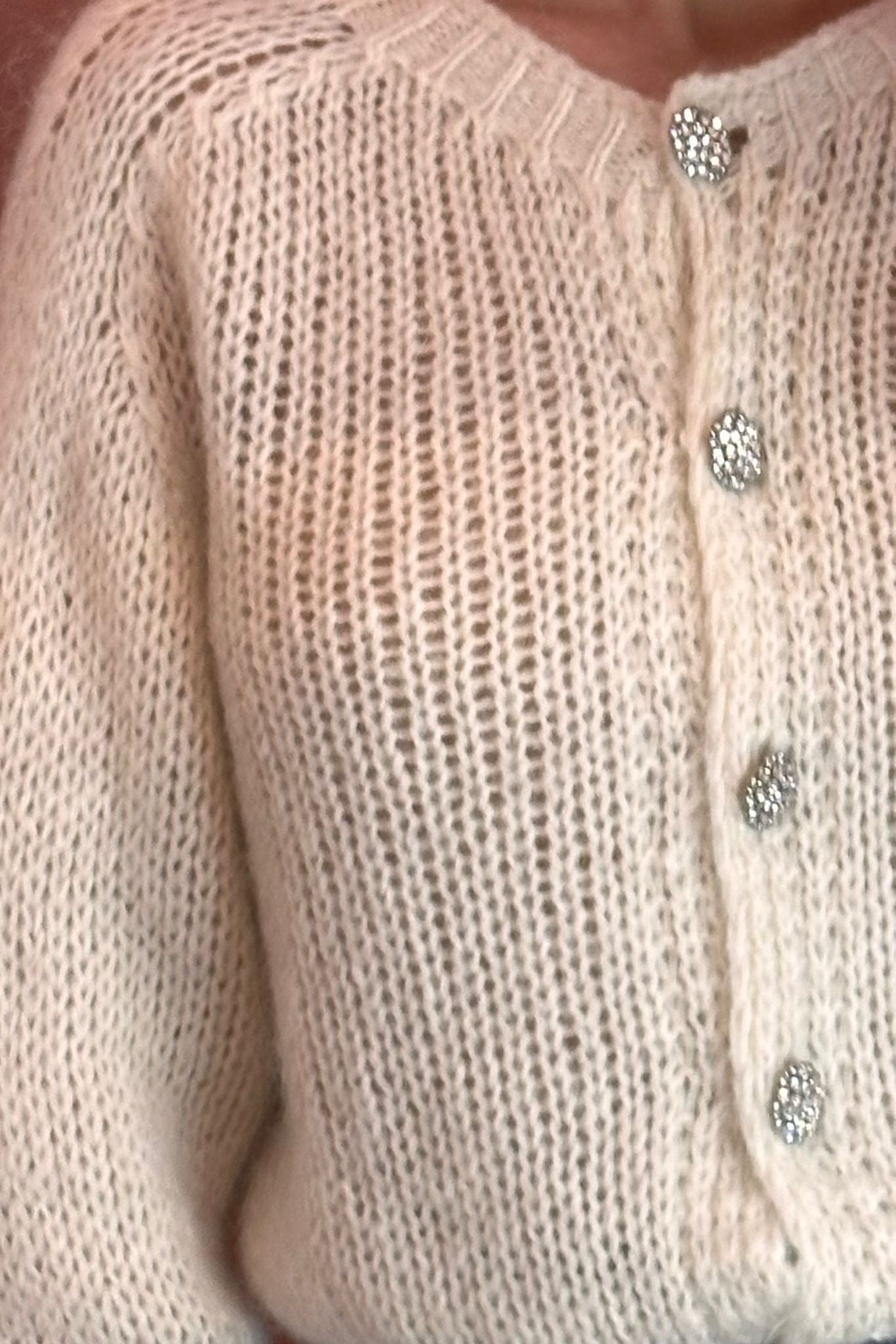 Cardigan panna con bottoni gioiello