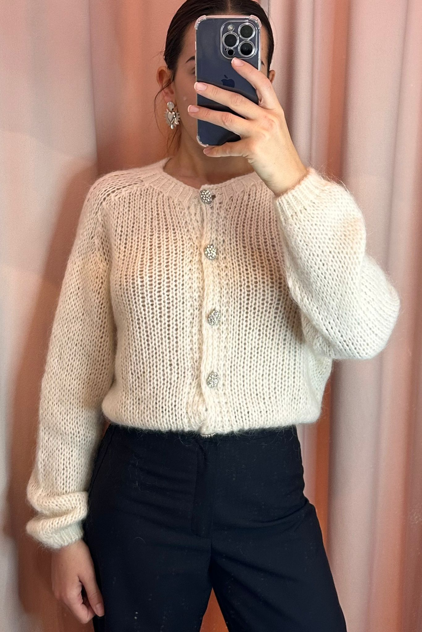 Cardigan panna con bottoni gioiello